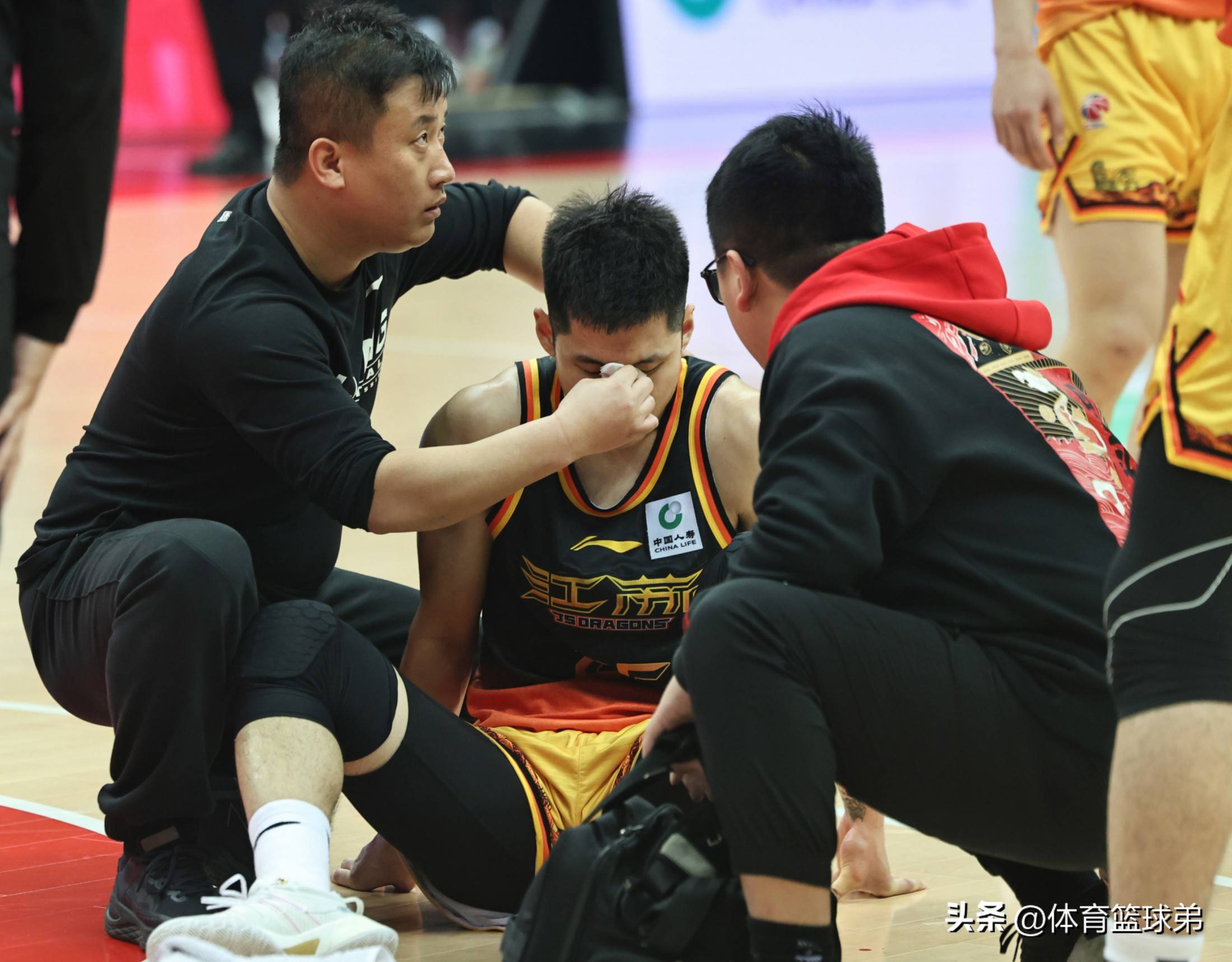 开云体育官网-关于武汉三镇发布备战花絮，赛后强势反弹，NBA常规赛任务艰巨，身体对抗强度拉满的信息